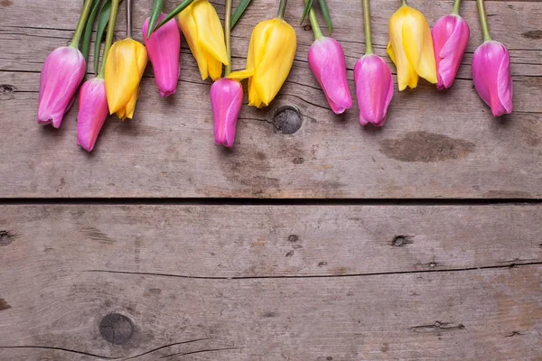 Pin Gele Lente Tulpen Houten Achtergrond Met Kopie Ruimte — Stockfoto