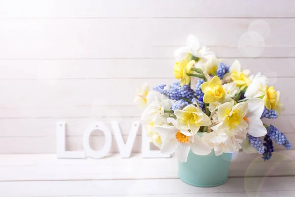 Muscaries Sarı Nergis Çiçek Mavi Kova Word Ahşap Arka Plan — Stok fotoğraf
