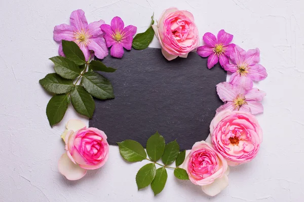 Violeta Clematis Rosas Rosa Placa Ardósia Vazia Fundo Cinza Texturizado — Fotografia de Stock