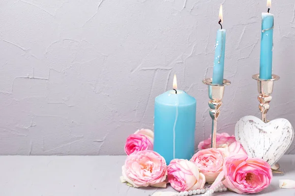 Blaue Brennende Kerzen Herz Und Sommerblumen Auf Grauem Strukturiertem Hintergrund — Stockfoto