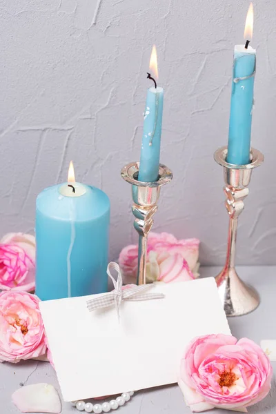 Leere Anhänger Blau Brennende Kerzen Und Sommerblumen Auf Grau Strukturiertem — Stockfoto