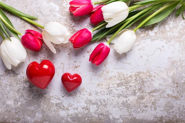 Flores Tulipas Vermelhas Brancas Brilhantes Dois Corações Fundo Cinza Texturizado — Fotografia de Stock