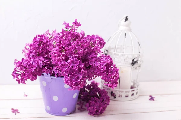 Flores Lilás Frescas Balde Lanterna Com Vela Sobre Fundo Madeira — Fotografia de Stock