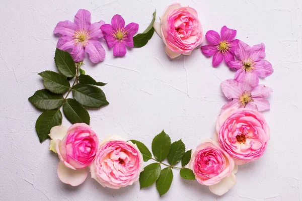 Marco Clematis Violeta Rosas Rosadas Sobre Fondo Texturizado Gris Acostado —  Fotos de Stock
