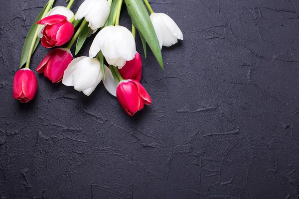 Flores Tulipanes Rojos Blancos Sobre Fondo Negro Texturizado Enfoque Selectivo —  Fotos de Stock