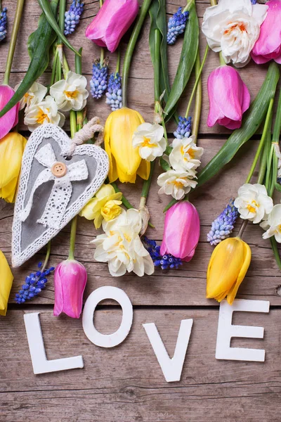 Λέξη Αγάπη Και Φωτεινά Άνοιξη Τουλίπες Νάρκισσος Muscaries Λουλούδια Ρουστίκ — Φωτογραφία Αρχείου