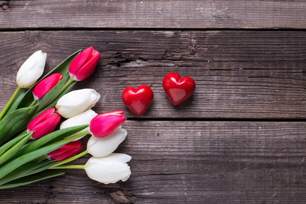 Zwei Rote Dekorative Herzen Und Leuchtende Frühlingsblumen Auf Rustikalem Holzgrund — Stockfoto