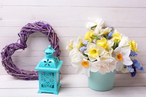 Muscarios Flores Narcisas Amarillas Jarrón Corazón Linterna Sobre Fondo Madera —  Fotos de Stock