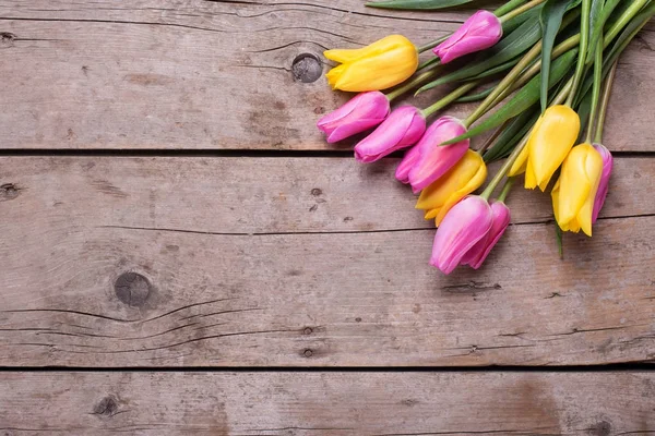 Lente Tulpen Met Normale Roze Gele Lentebloemen Vintage Houten Achtergrond — Stockfoto
