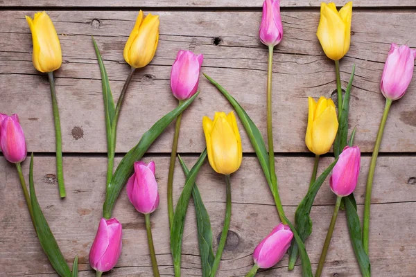 Flores Tulipanes Primaverales Rosas Amarillas Sobre Fondo Madera Vintage Enfoque —  Fotos de Stock