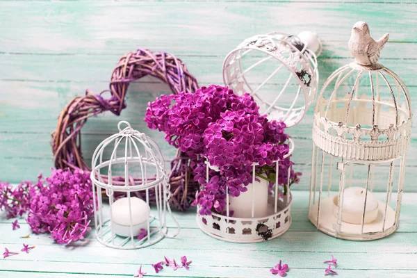 Violette Fliederfarbene Blumen Laternen Und Herzen Auf Türkisfarbenem Holzgrund — Stockfoto