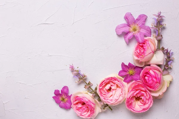 Rosas Rosadas Frescas Flores Violetas Clematis Verano Sobre Fondo Texturizado —  Fotos de Stock