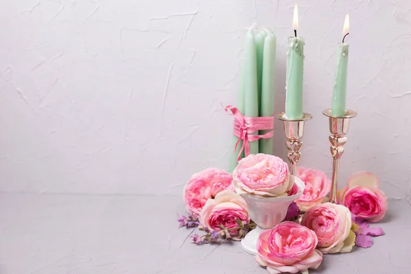 Sommerblumen Und Brennende Kerzen Auf Grauem Hintergrund Selektiver Fokus Platz — Stockfoto