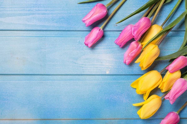 Рамка Желтых Розовых Цветов Тюльпанов Синем Деревянном Фоне Место Смс — стоковое фото