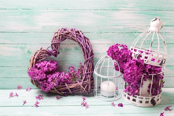 Violette Fliederfarbene Blumen Kerzen Und Dekoratives Herz Auf Türkisfarbenem Holzgrund — Stockfoto