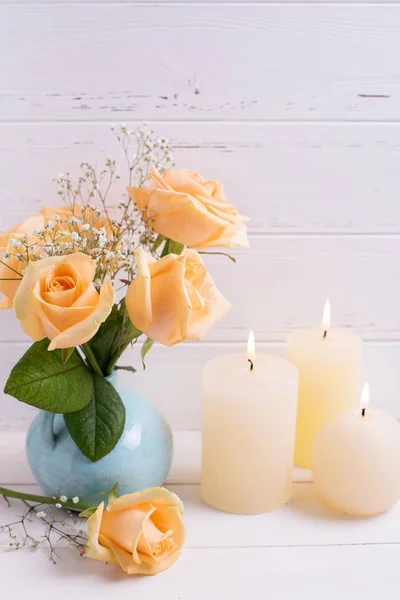 Queimando Velas Cor Pêssego Flores Rosas Vaso Azul Fundo Madeira — Fotografia de Stock