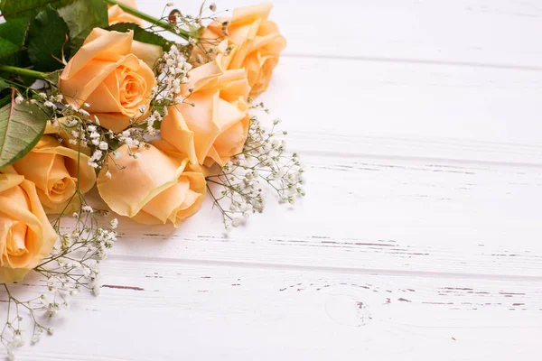 Λουλούδια Τριαντάφυλλα Φρέσκο Ροδάκινο Χρώμα Άσπρο Φόντο Ξύλινη Shubby Σικ — Φωτογραφία Αρχείου