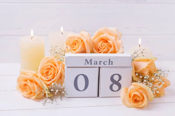 Urlaub März Hintergrund Mit Blumen Pfirsichfarbene Rosen Blumen Brennende Kerzen — Stockfoto
