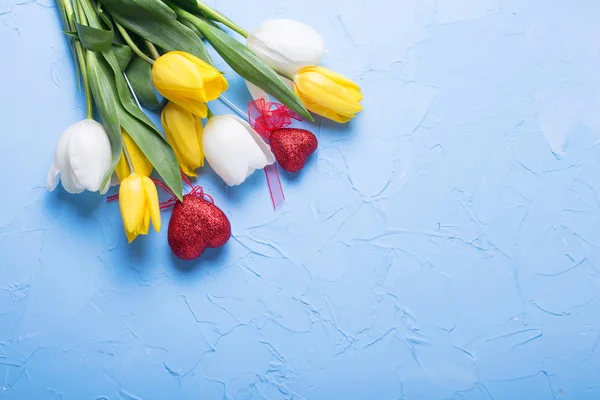 Δύο Κόκκινες Καρδιές Και Κίτρινες Και Λευκές Τουλίπες Λουλούδια Μπλε — Φωτογραφία Αρχείου