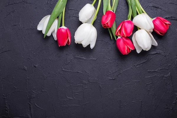 Flores Tulipanes Blancos Rojos Sobre Fondo Negro Texturizado Enfoque Selectivo —  Fotos de Stock