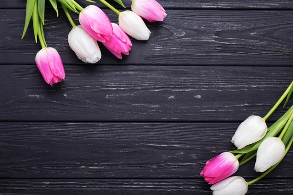 Fleurs Tulipes Roses Blanches Sur Fond Bois Vintage Concentration Sélective — Photo