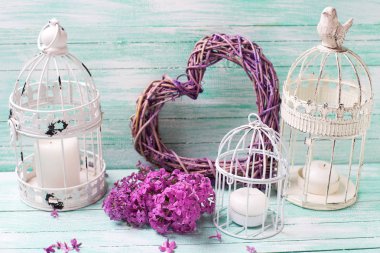 Violet Lila çiçek, fenerler ve turkuaz ahşap arka plan üzerinde kalp