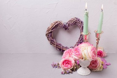 Yaz çiçek, dekoratif kalp ve yanan mum gri arka plan dokulu. Metin için yer.