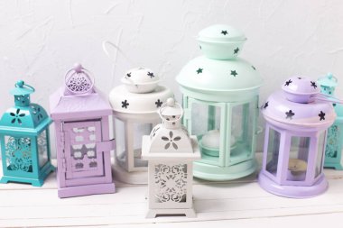 Beyaz ahşap arka planda gri dokulu duvar karşı dekoratif fenerler