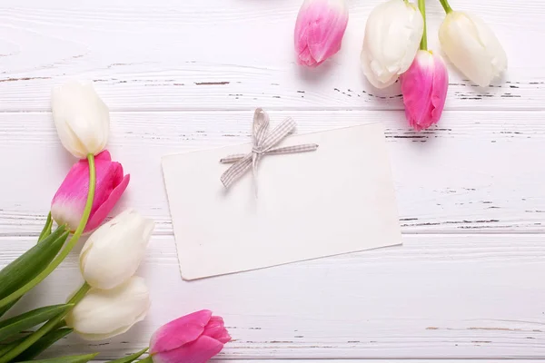 Etiqueta Vacía Flores Tulipanes Rosados Blancos Sobre Fondo Madera Blanca —  Fotos de Stock