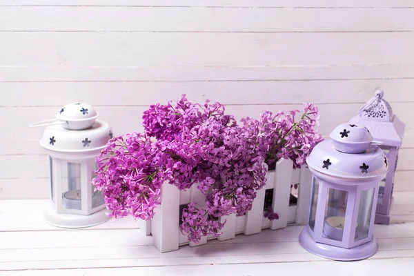 Frühling Flieder Blumen Schachtel Und Dekorative Laternen Auf Weißem Holzhintergrund — Stockfoto