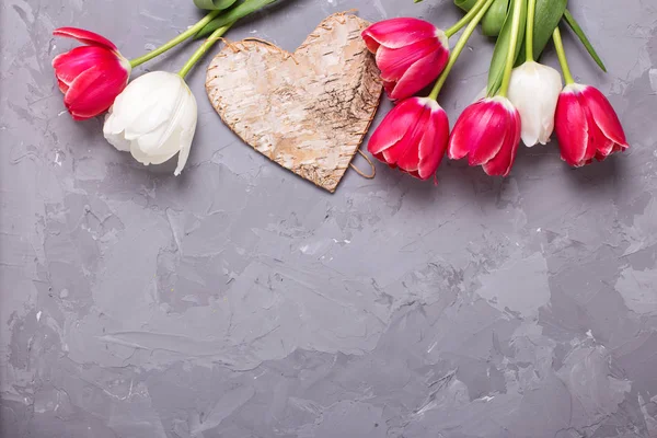 Luminosos Tulipanes Rosados Blancos Corazón Decorativo Sobre Fondo Texturizado Gris —  Fotos de Stock