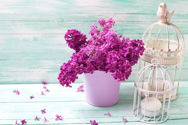 Primavera Flores Lilás Balde Lanternas Decorativas Com Velas Sobre Fundo — Fotografia de Stock