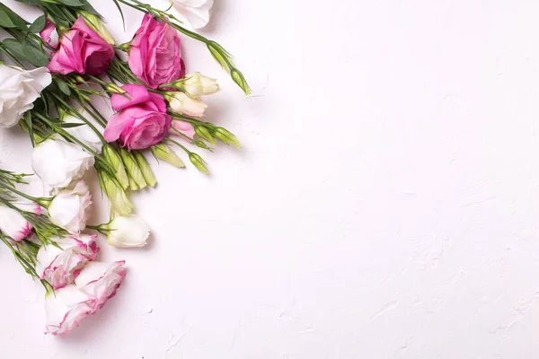 Pembe Beyaz Eustoma Çiçek Beyaz Dokulu Arka Plan Üzerinde Grup — Stok fotoğraf