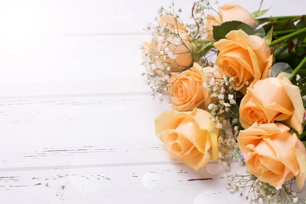 Roses Fraîches Couleur Pêche Sur Fond Blanc Bois Dans Rayon — Photo