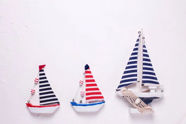 Drei Dekorative Holzspielzeugboote Auf Texturiertem Weißem Hintergrund Ansicht Von Oben — Stockfoto