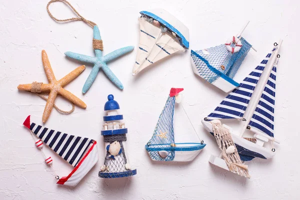 Dekoracyjne Zabawki Drewniane Łodzie Latarnia Morska Rozgwiazdy Teksturowanej Tło Białe — Zdjęcie stockowe