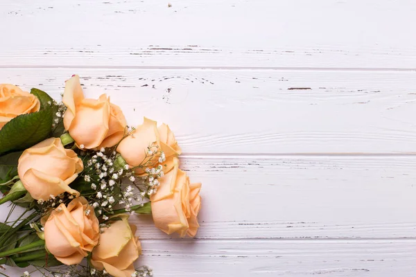 Rosas Frescas Sobre Fondo Madera Blanca Enfoque Selectivo — Foto de Stock