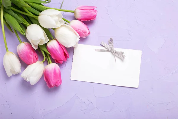 Etiqueta Vacía Tulipanes Sobre Fondo Texturizado Violeta —  Fotos de Stock