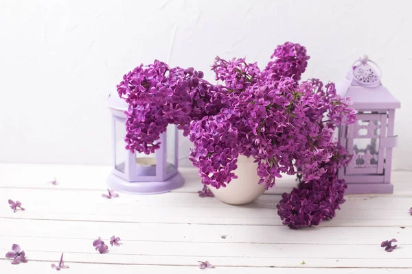 Frische Herrliche Fliederfarbene Blumen Und Laternen Mit Kerzen Auf Weißem — Stockfoto