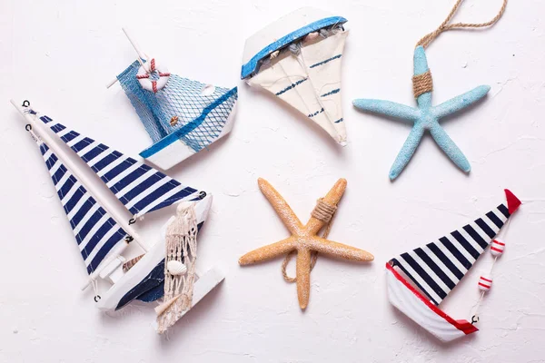 Dekorativa Träbåtar Fyr Och Starfishes Texturerat Vit Bakgrund Ovanifrån — Stockfoto