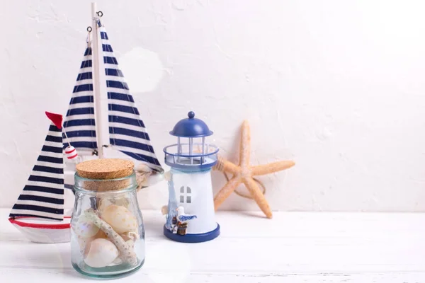 Garrafa Decorativa Com Conchas Brinquedos Madeira Barcos Farol Estrela Mar — Fotografia de Stock