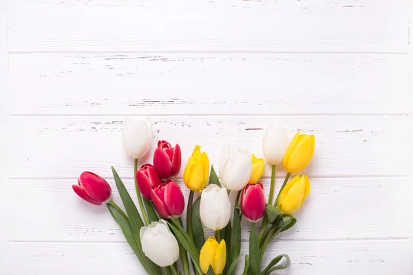 Κίτρινο Κόκκινο Και Λευκό Τουλίπες Λουλούδια Εκλεκτής Ποιότητας Φόντο Ξύλινη — Φωτογραφία Αρχείου