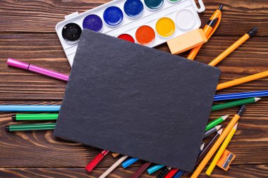 Okulun arka planına 