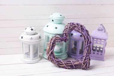 Dekoratif fenerler ve kalp 