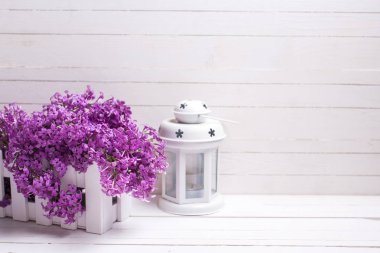 Eflatun çiçekler kompozisyon. 