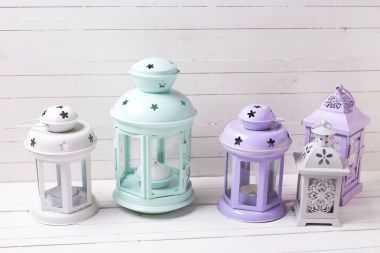 Beyaz üzerine dekoratif fenerler 