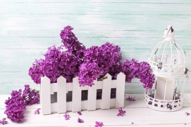 Eski püskü şık çiçek kompozisyon. 