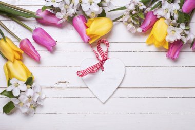 Dekoratif kalp ve çiçek