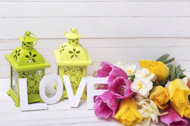 Pembe, sarı, beyaz parlak bahar çiçekleri