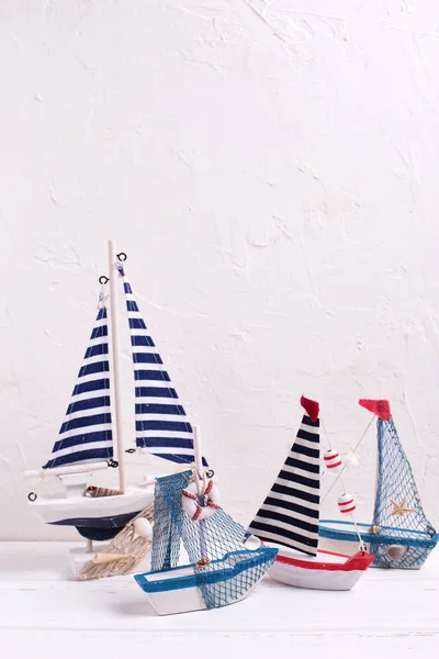 Barcos decorativos de brinquedos de madeira — Fotografia de Stock